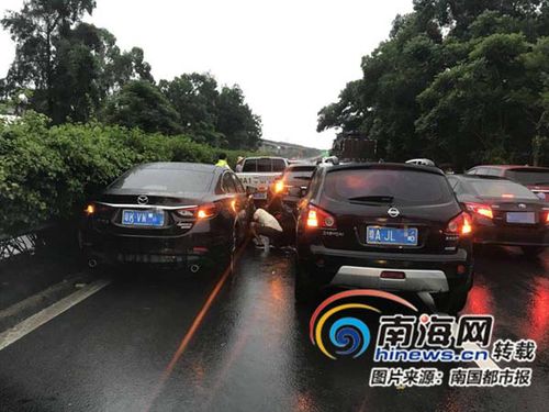 天下暴雨小心驾驶!海南西线高速澄迈段7车追尾