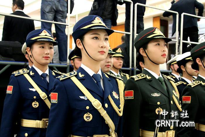 三军仪仗队女兵引起了波兰媒体记者的高度关注(中评社 林艳摄)