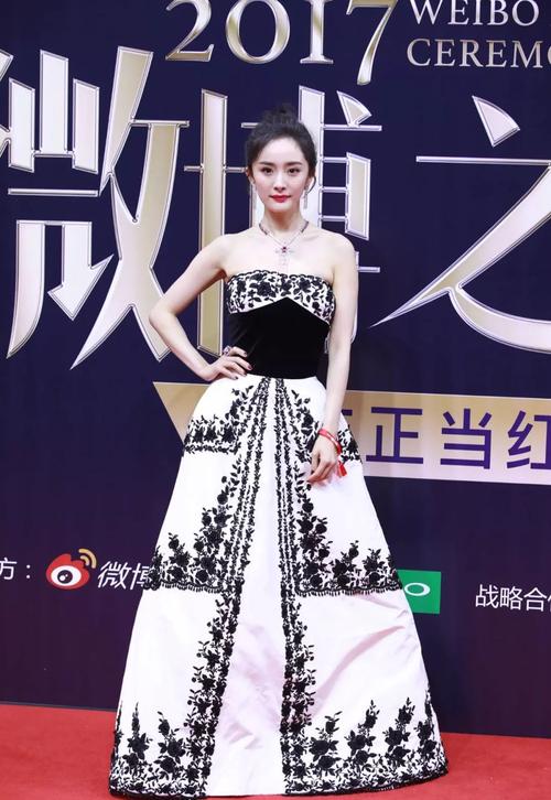 杨幂离婚解放天性,把丝袜穿上身?这件fendi高定礼服惹