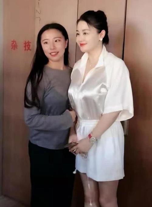 36岁赵本山女徒弟关婷娜和友人喝酒!身材发福却独具风韵!