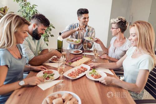 一群快乐的人在聚会晚宴上在家