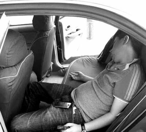 醉汉一上出租车就呼呼大睡 的哥无奈报警求助