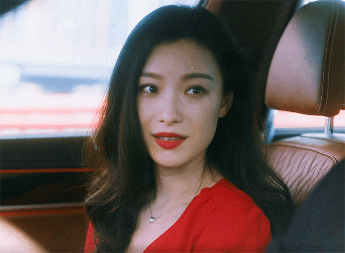 倪妮扮演的朱锁锁,似红玫瑰般热烈痒艳