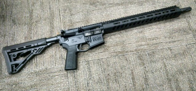 霍尔合法购买了一支儒格ar556,一支hm15f,两都是ar15风格的半自动步枪