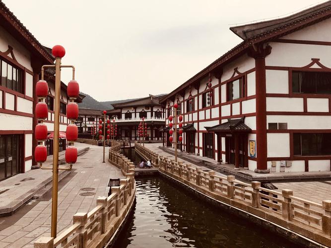 陵山脚下的未央广场,仿汉古建筑!