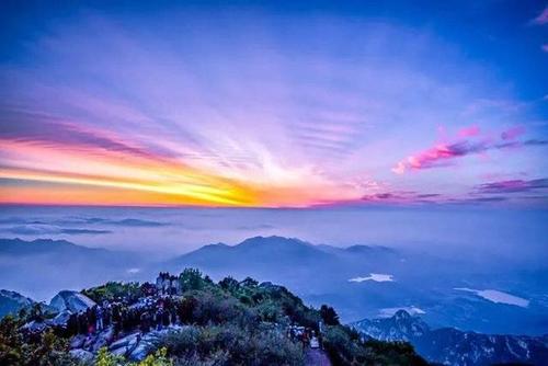 随着旭日发出的第一缕曙光撕破黎明前的黑暗,瞬息间变幻出千万种多姿