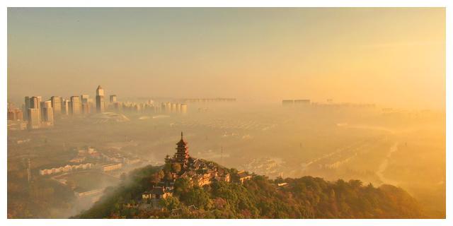 江苏南通狼山现云雾,森林公园雾中日出美景如画