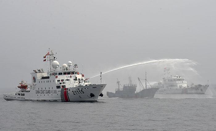 7月22日,实兵演练中,中国海警舰船编队密切协同,控制嫌疑船只.