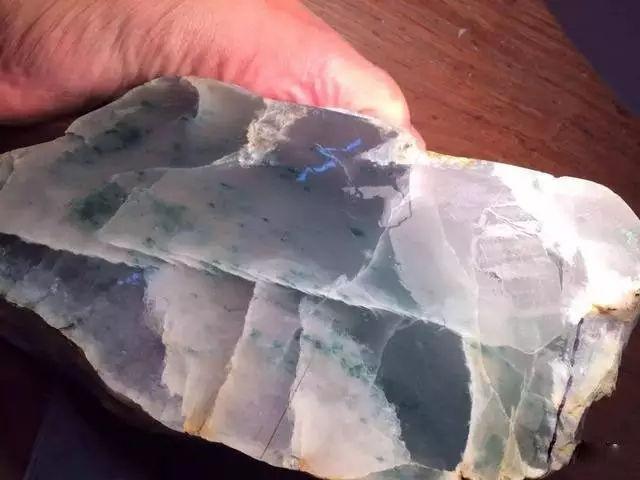 极美的玻璃种翡翠原石,做出了1800万的手镯与车珠子一