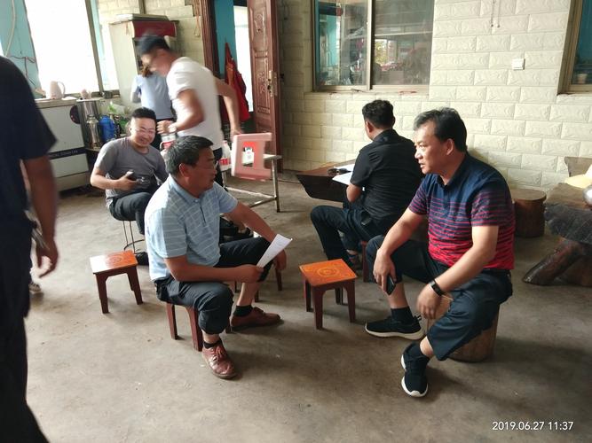 峨山县交通局长与富良棚乡长商议有关事宜