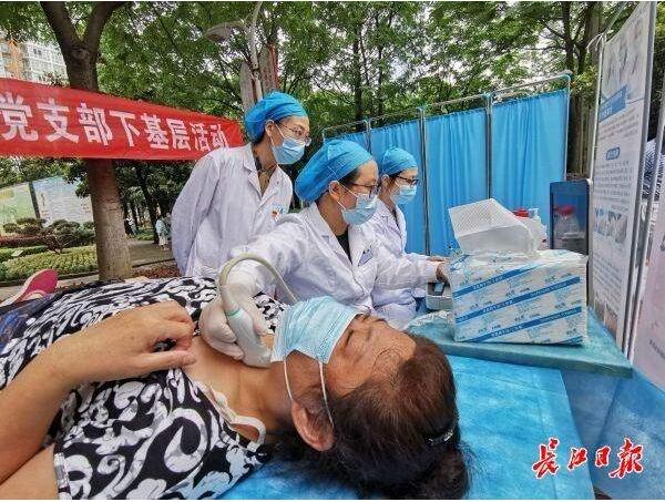 硚口党员医护带着b超,电耳镜进公园,为居民零距离服务