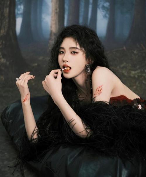 鞠婧祎黑色长裙犹如一只高冷的黑天鹅