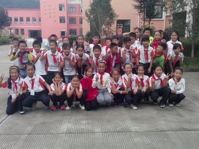 联城小学2013届3班学生,2013年9月入学.一年级有32人