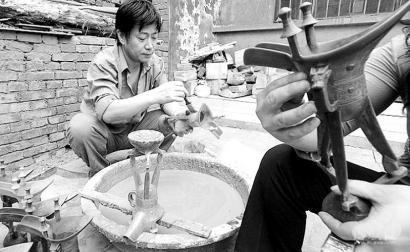 制作青铜器 段无名的青铜器作品与现代化生产企业批量加工的青铜工艺