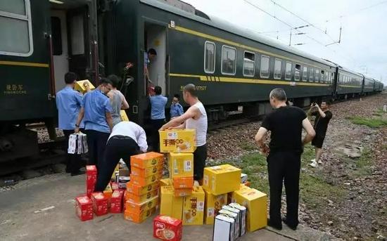 旅客被困超45小时297趟高铁停运 郑州铁路瘫痪全国人货受阻