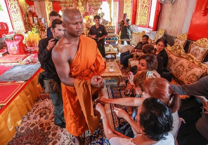 泰拳王"白莲"播求·班柴明剃度出家为九世王敬献功德