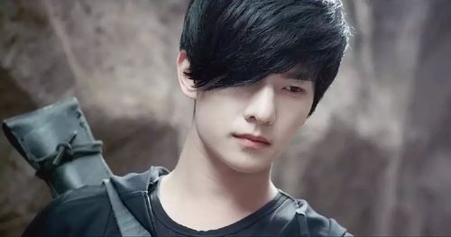 他是《盗墓笔记》里神秘冷酷的张起灵