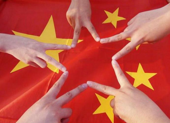 面对国旗,我们肃然起敬!