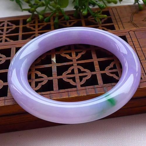 紫罗兰翡翠手镯,紫罗兰翡翠为紫色,紫色是我国古代道教以及帝王所崇拜