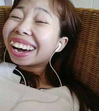 "腋毛姐"走红,浓密腋毛令人尴尬,网友:隔着屏幕都能闻到气味