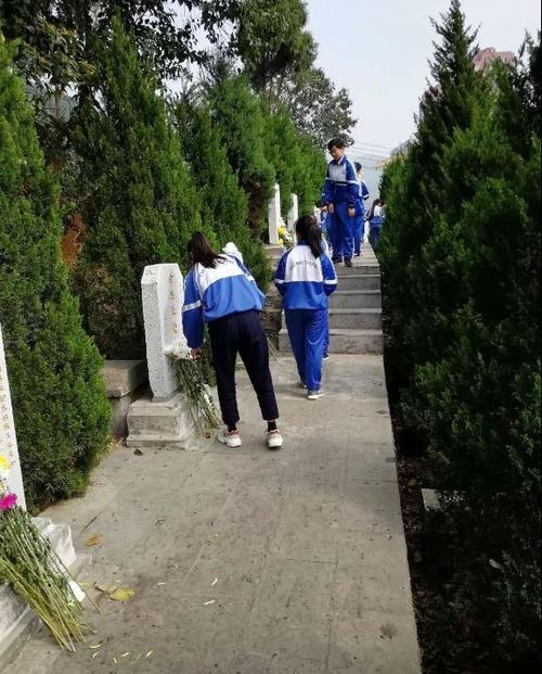 我校团委组织学生开展清明扫墓祭英烈活动