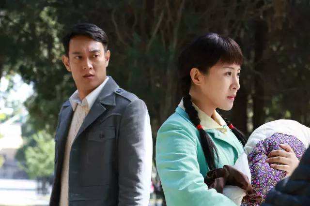 董援朝紧紧攥住王开翠的手,许诺等他们五十