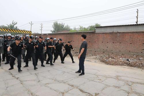 苦练出精兵 忠诚保大庆-开发区巡特警大队开展应急处突演练