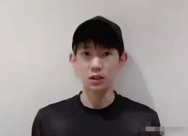 明星素颜照:蔡徐坤依旧帅气,李沁标致,王源可爱,他备受大家"关爱"