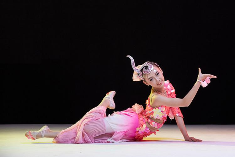 唧唧鱼儿跃儿童傣族独舞美人鱼儿童鱼儿美人鱼口碑好店