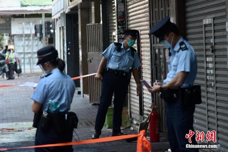 香港警察继续调查油麻地居民楼火灾事故