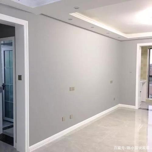 同事新房装完了,电视墙只用乳胶漆,比邻居8000的电视