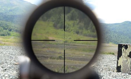 求一个狙击镜头图片 镜头里不要有人 不要出现枪械之类 只要一个镜头