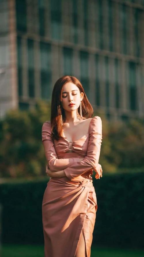 古力娜扎,粉色深v开叉裙,妩媚优雅