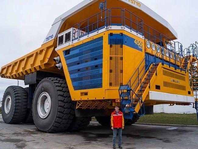 世界上最大的卡车,长20.6米百公里油耗1300升,轻松可压碎汽车