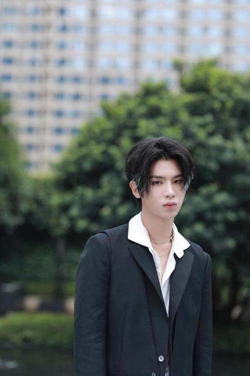 黄明昊《乘风破浪的姐姐》成团夜造型图曝光 前方潮酷的撑伞帅哥出没