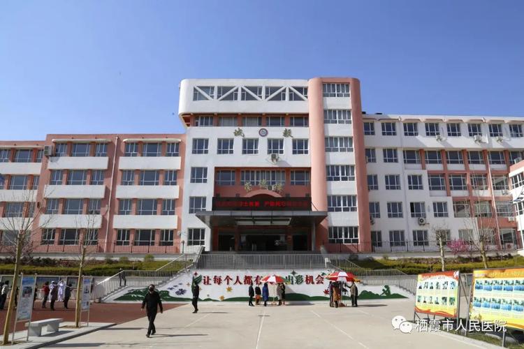 录制地点设置在栖霞市实验中学的多媒体教室