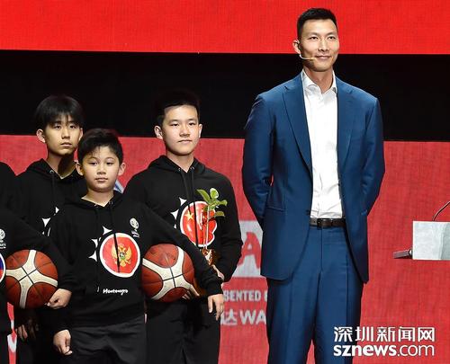 篮球明星易建联在抽签仪式亮相并接受采访
