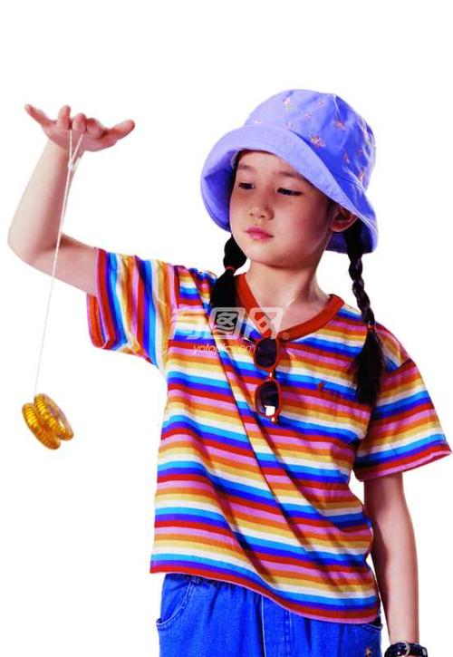 玩溜溜球的的小女孩