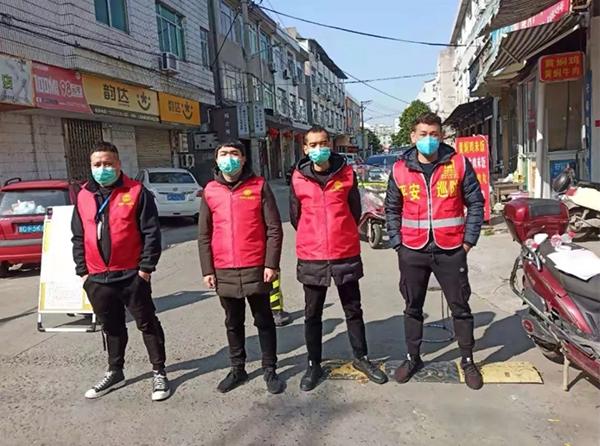 安阳街道工会志愿者在小区及人流量大的进出口为出入居民检测体温