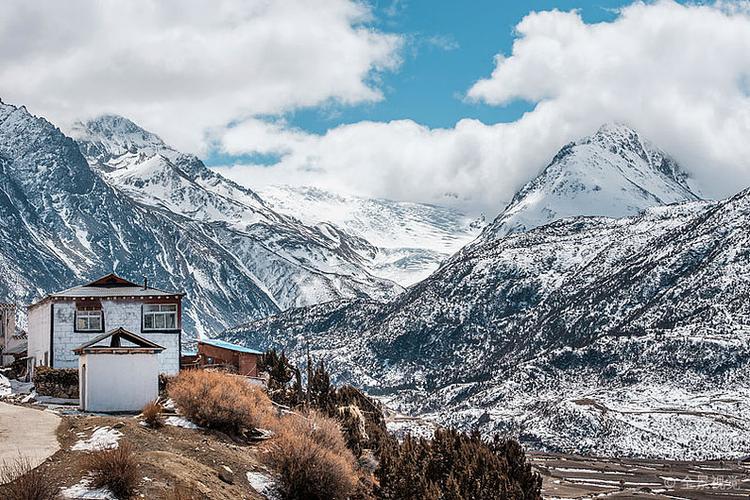 中国西藏昌都八宿然乌湖来古村风貌