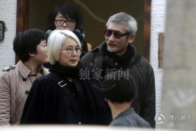 徐克与助理吃日料女友造型非主流举止豪放组图