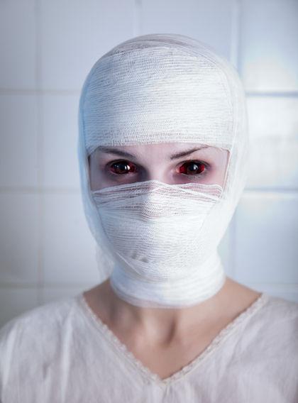 整容蒙着纱布的美女