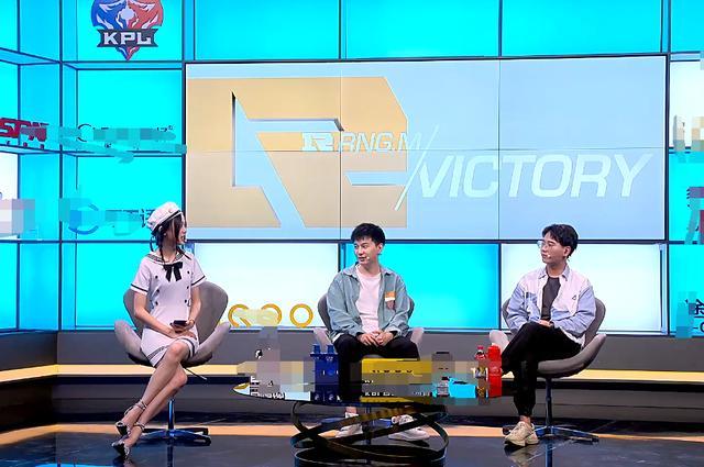 话说,灵儿小姐姐的这个坐姿,需要单独练习很久吧.