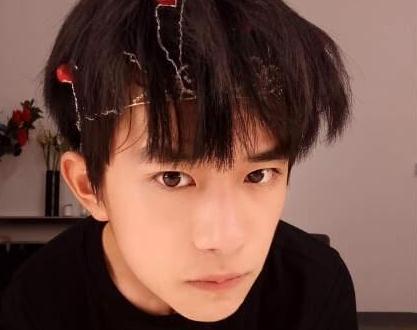 易烊千玺撞脸杨洋 无可挑剔的脸蛋都是万千少女宠爱的小鲜肉