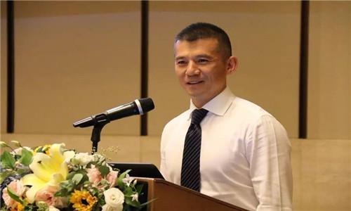 19岁身价千万 现拥有310亿移居香港,云南首富?