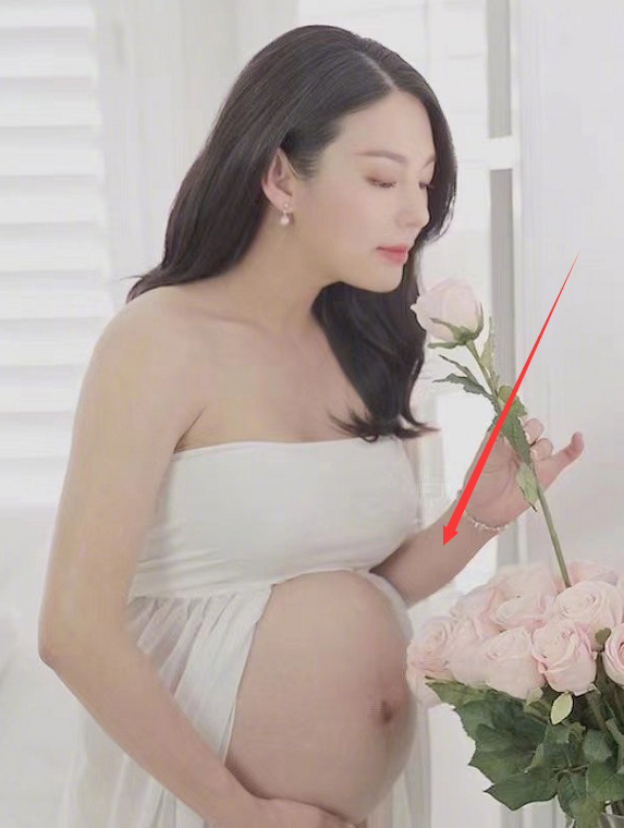 为辟谣代孕,张雨绮晒孕照,"肚子形状"引热议,确定是孕