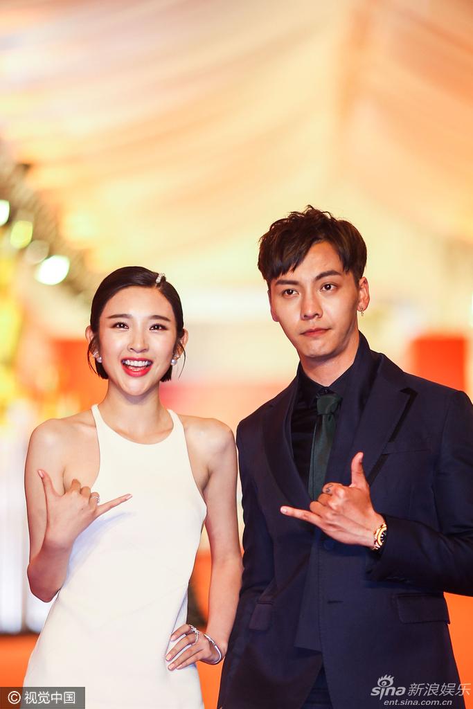 陈伟霆,唐艺昕红毯开心比六