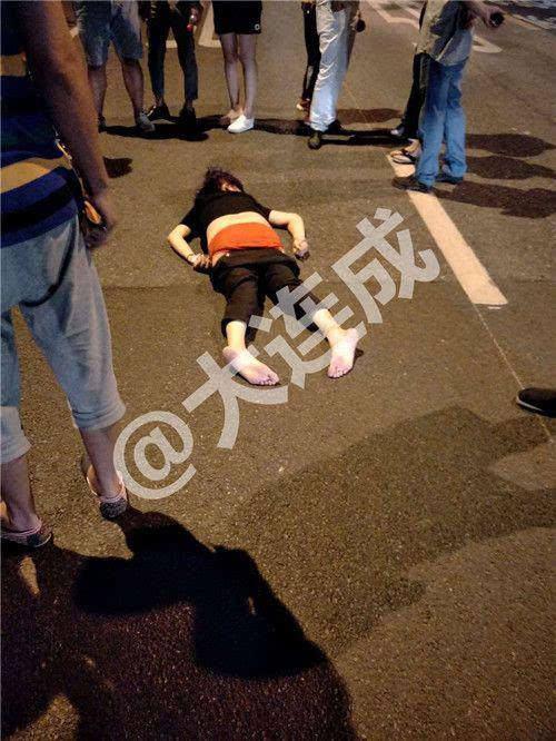 大连突发惨烈车祸 女子被撞断双腿抢救无效死亡