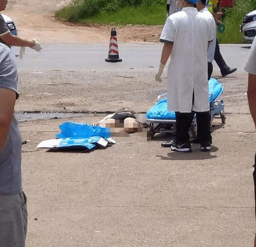 车祸现场,被撞女子已经没了声息的躺在路面上,交警用东西将其遮挡住