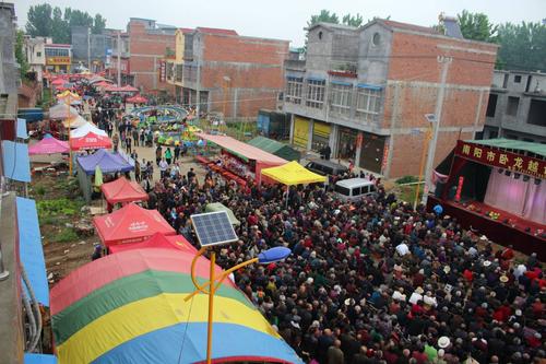 南阳群众文化活动――桐柏县吴城镇举办第十届戏曲文化暨物资交流会